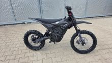 Elektrická motorka pitbike MRM PitVolt 6000W 72V, 17/14 Bat Li-Ion, sedlo 77cm, černá (1)