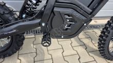 Elektrická motorka pitbike MRM PitVolt 6000W 72V, 17/14 Bat Li-Ion, sedlo 77cm, černá (9)